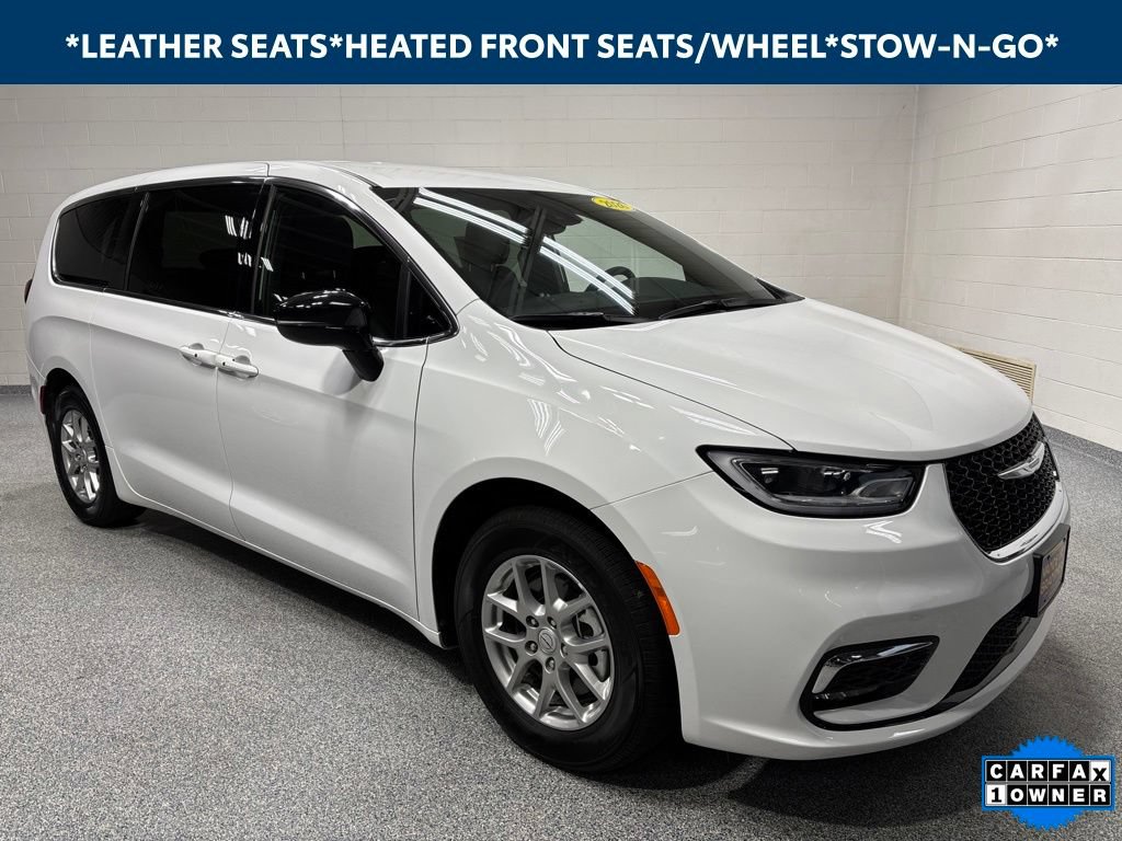 Used 2026 Chrysler Pacifica Select FWD image 1