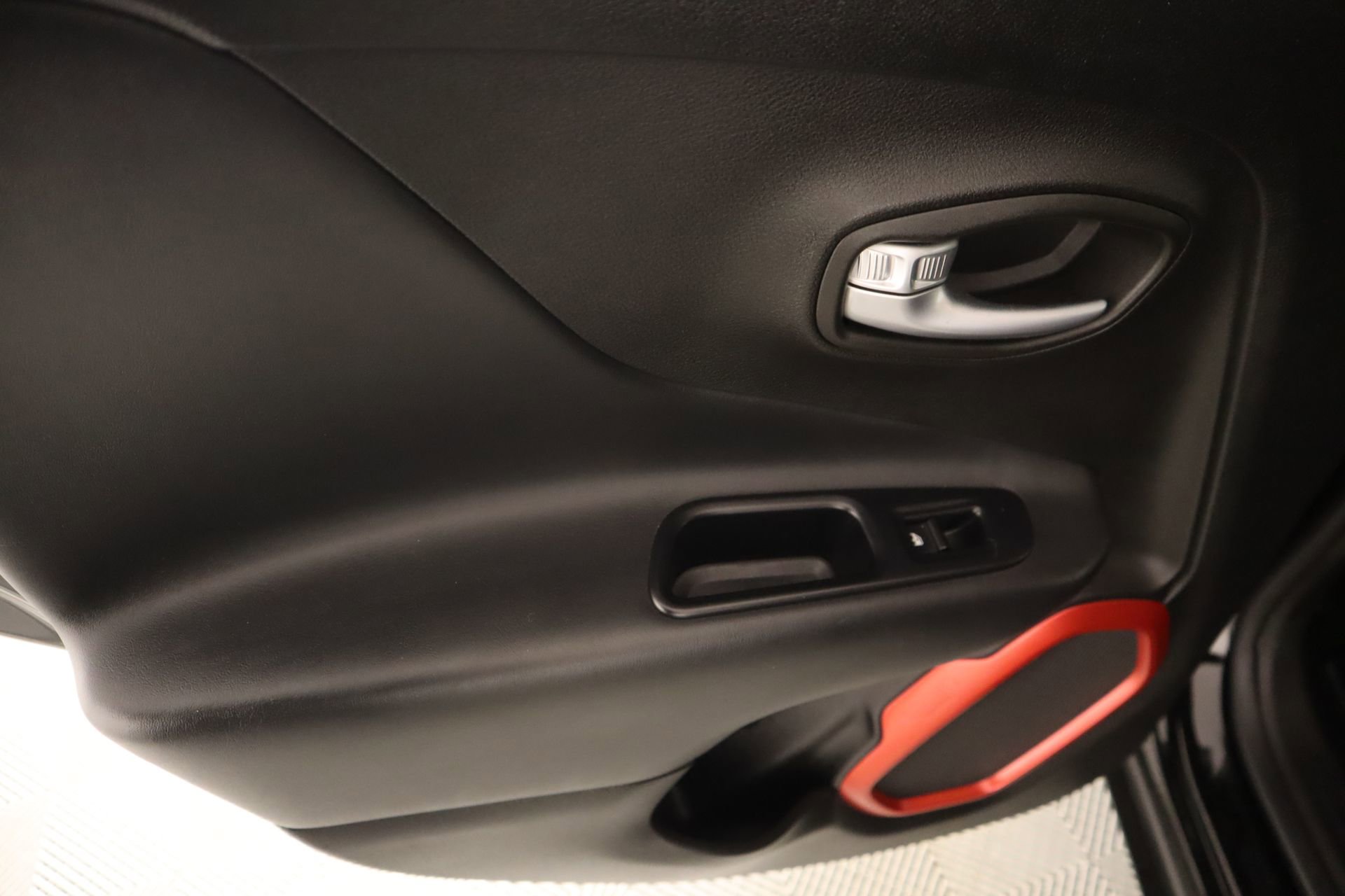 Used 2018 Jeep Renegade Trailhawk w/ UConnect 8.4 Nav Group image 16