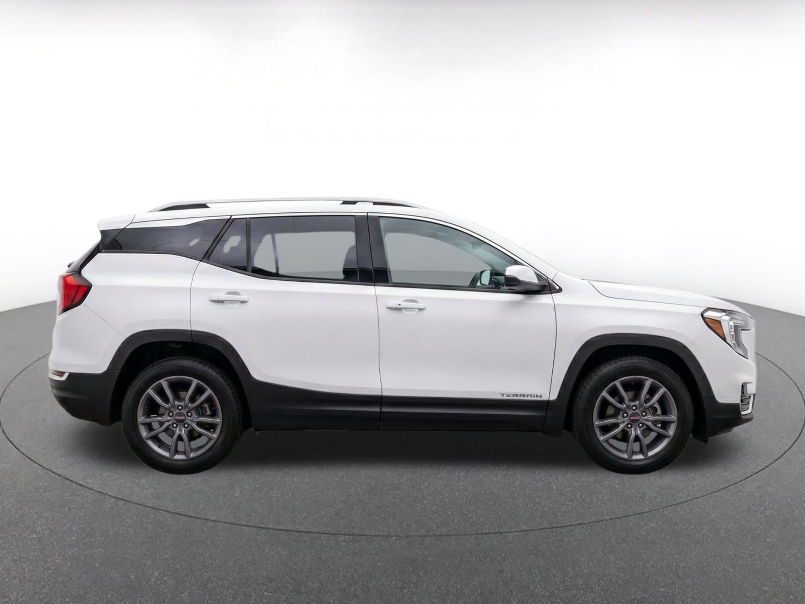 Used 2024 GMC Terrain SLT AWD/4WD image 9