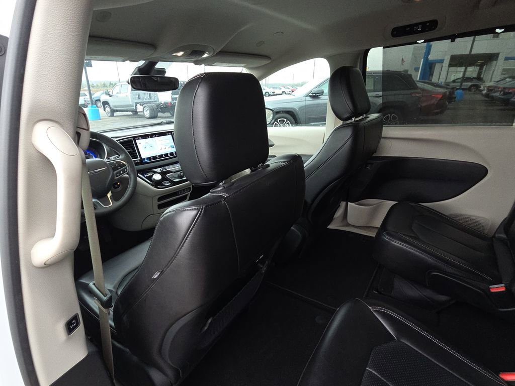 Used 2023 Chrysler Pacifica Touring-L image 26