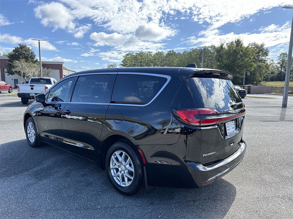 New 2026 Chrysler Pacifica Select image 5