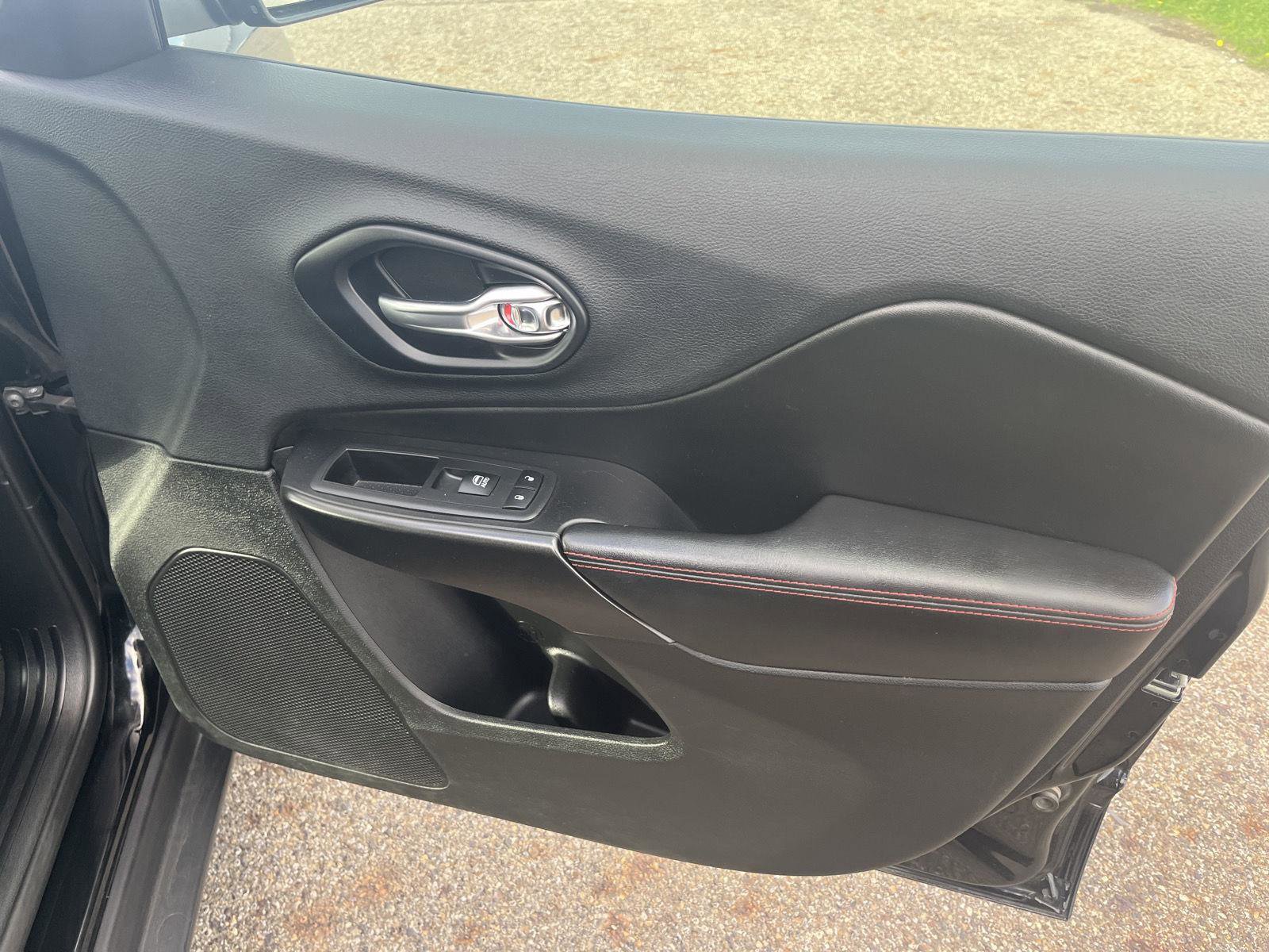 Used 2019 Jeep Cherokee Trailhawk image 39