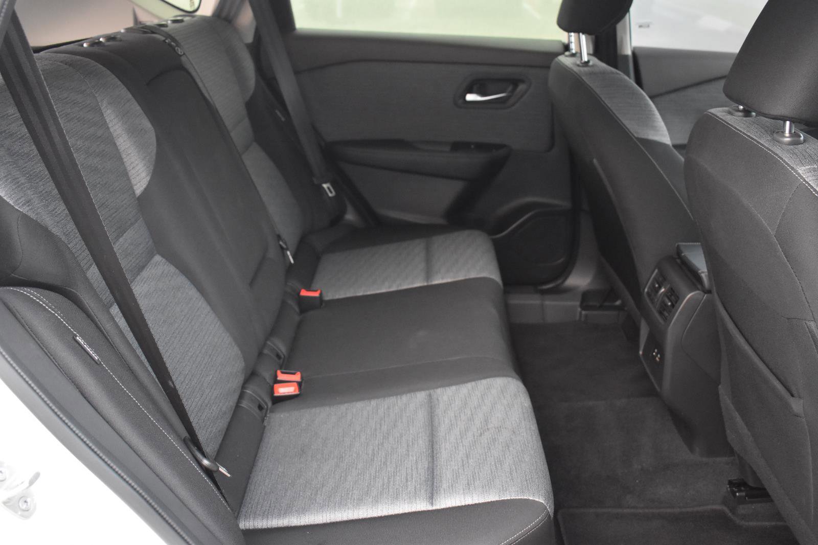 Used 2023 Nissan Rogue SV image 38