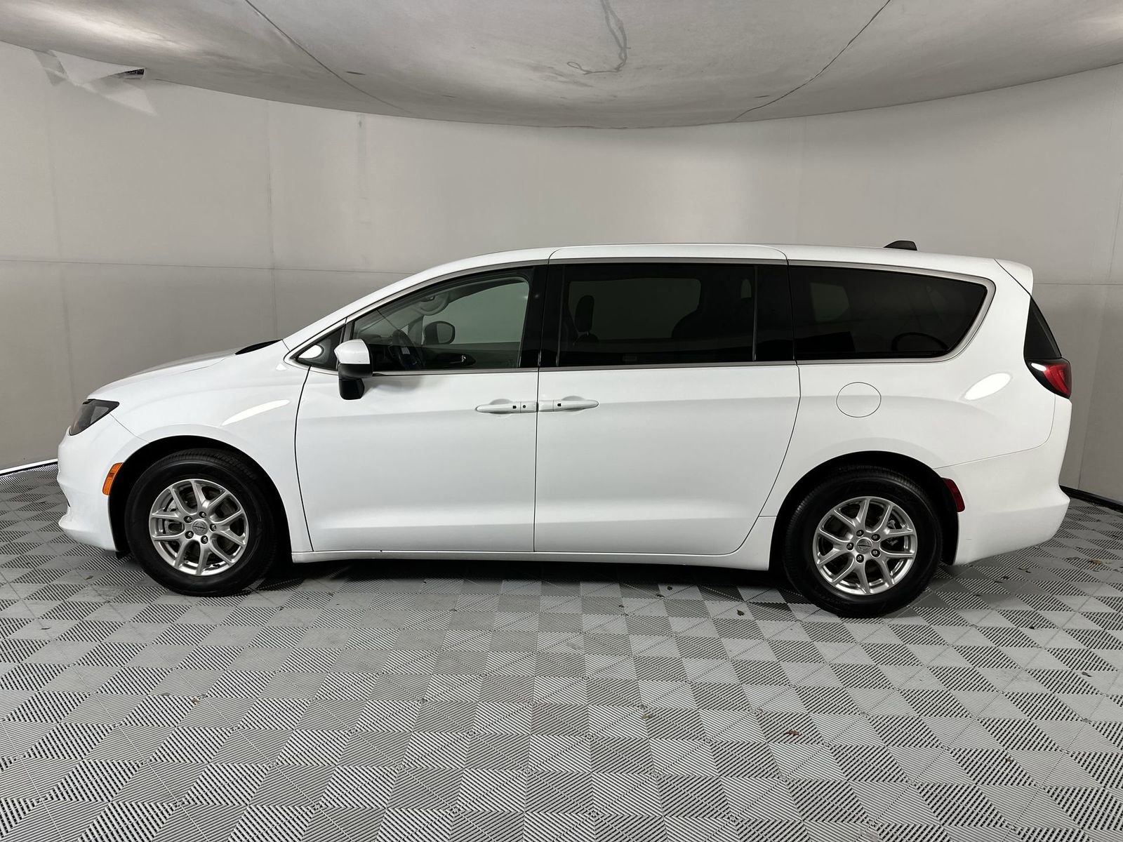 Used 2023 Chrysler Voyager LX FWD image 5