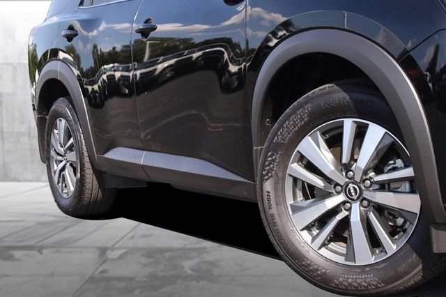 Certified 2025 Nissan Pathfinder SL w/ Black Appearance Package AWD/4WD image 3