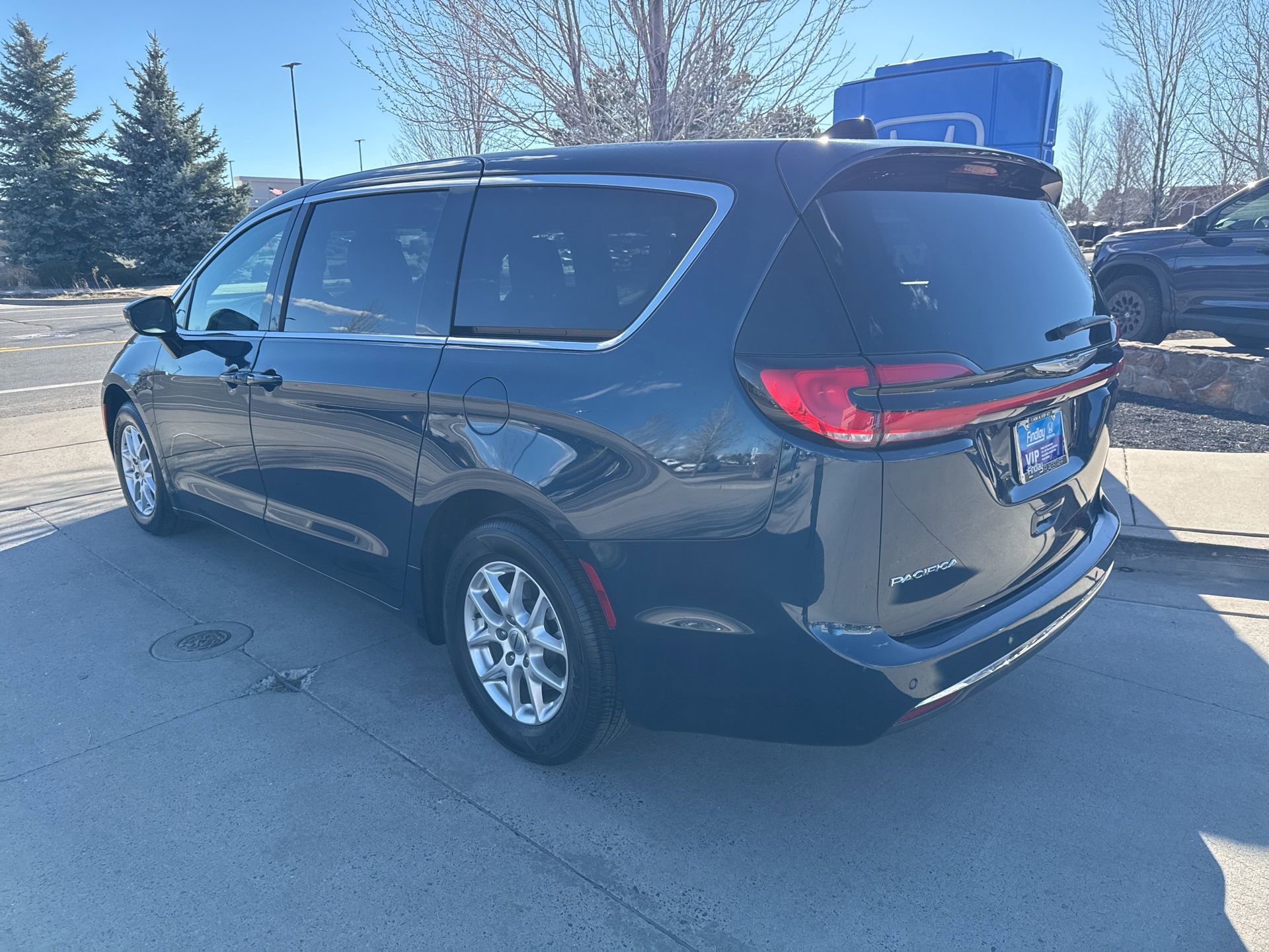 Used 2025 Chrysler Pacifica Select image 10