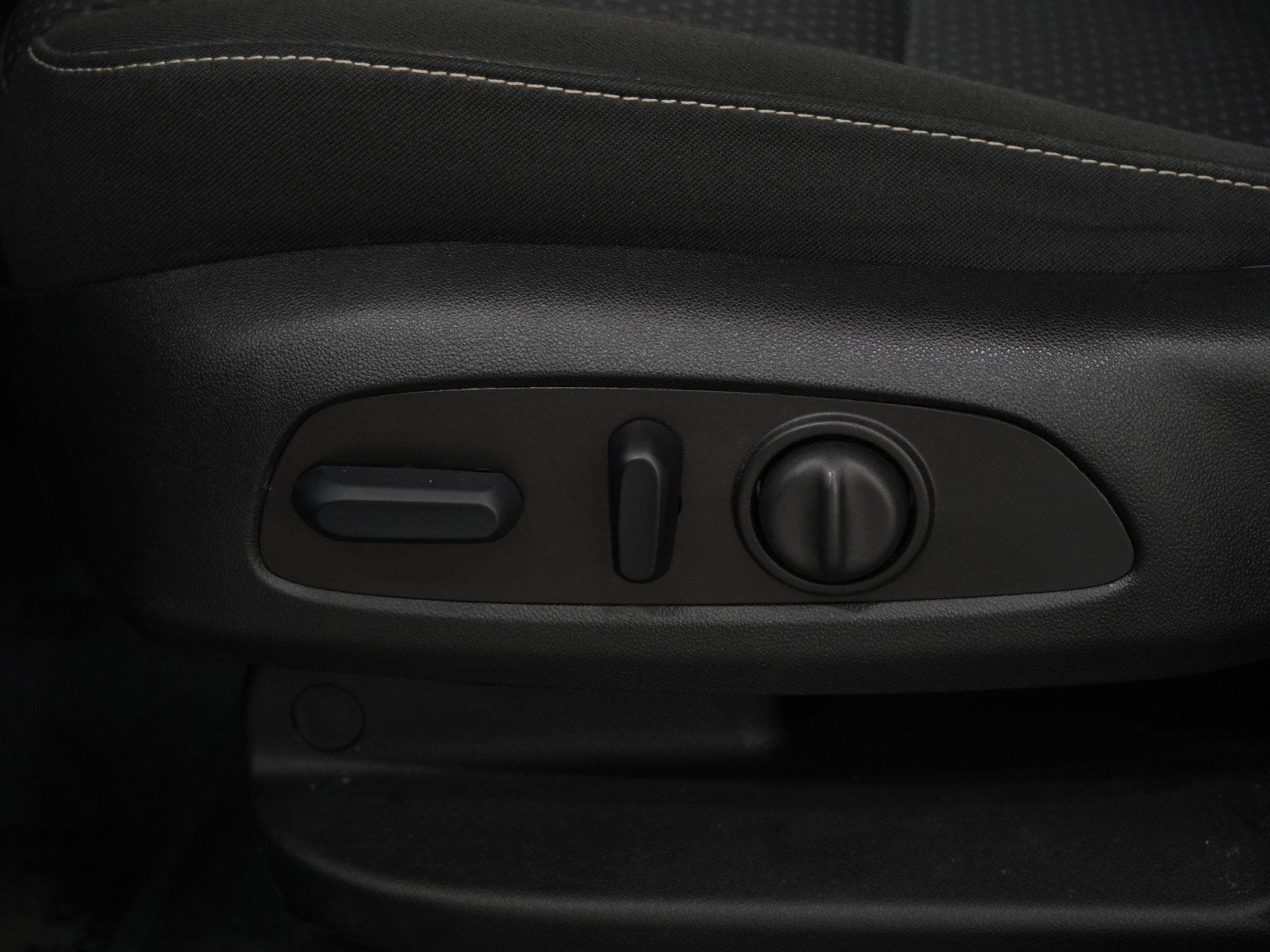 Used 2023 GMC Acadia SLE image 29