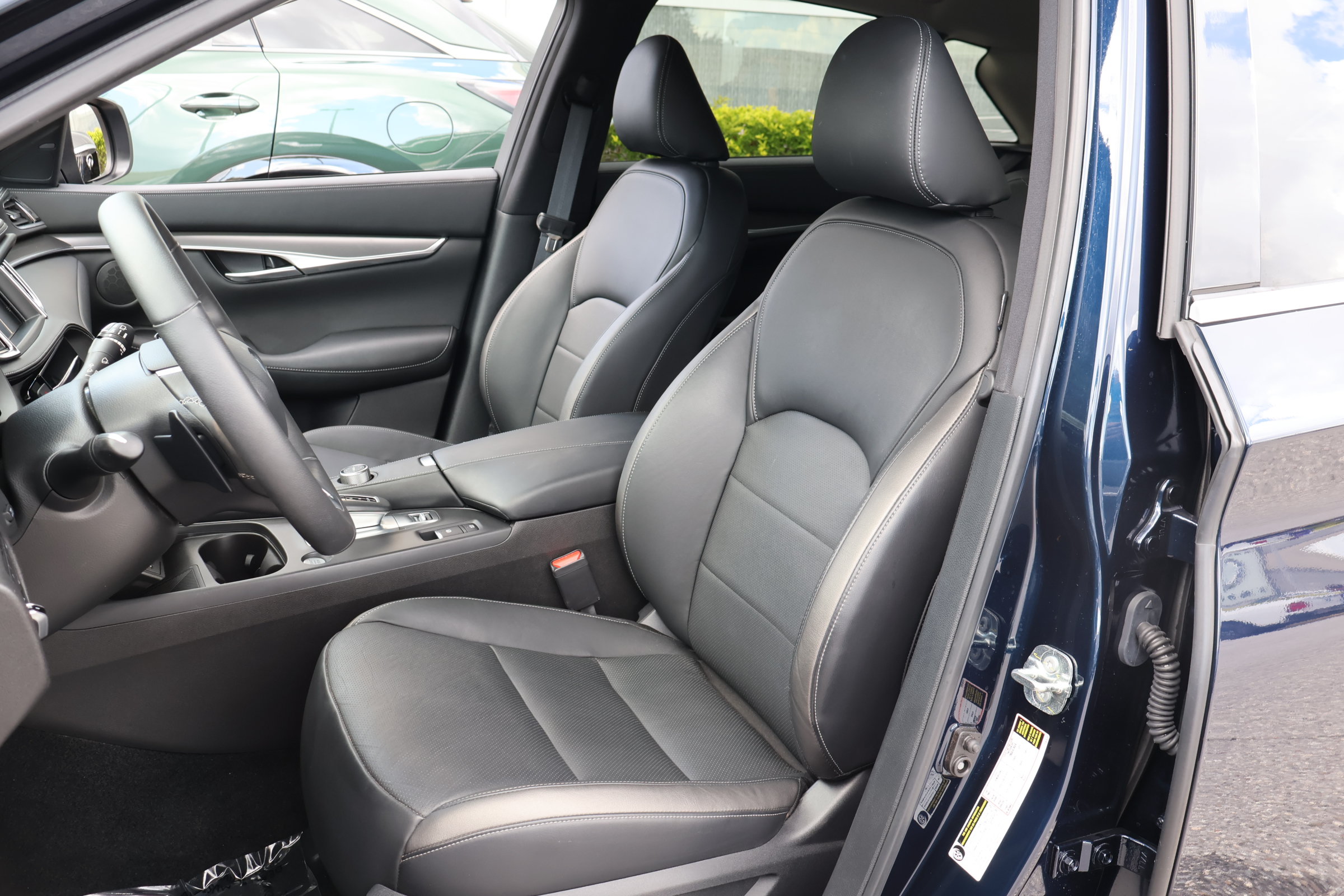 Certified 2024 INFINITI QX50 Luxe FWD image 2