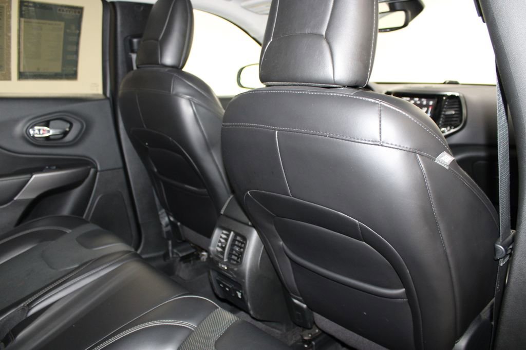 Used 2019 Jeep Cherokee Limited AWD/4WD image 30