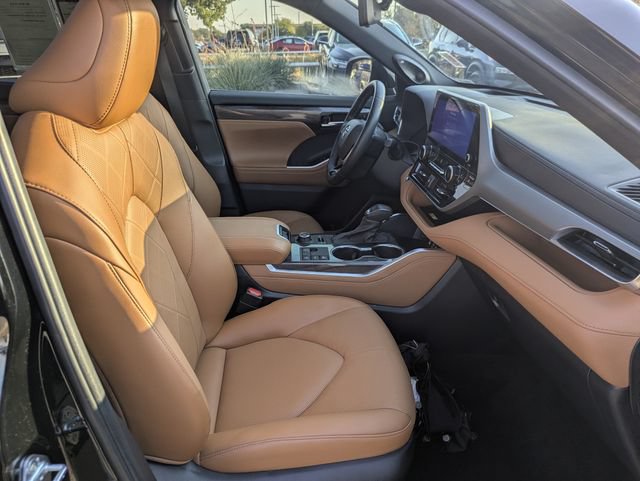 Certified 2025 Toyota Highlander Platinum AWD/4WD image 34