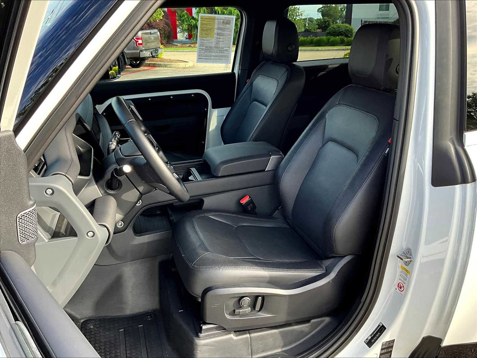 Used 2024 Land Rover Defender 90 X-Dynamic SE image 10