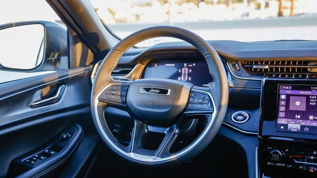 New 2025 Jeep Grand Cherokee Laredo X w/ Luxury Tech Group I image 16