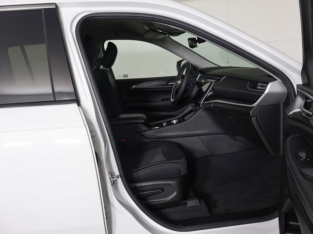 Used 2023 Jeep Grand Cherokee Laredo image 28