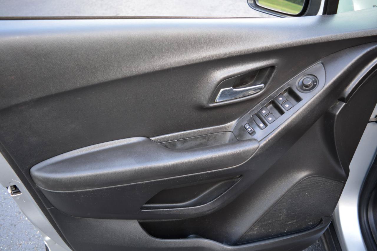 Used 2018 Chevrolet Trax LT w/ LT Convenience Package FWD image 9