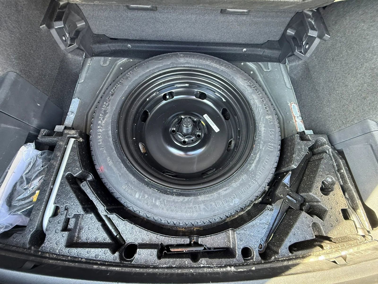 Used 2018 Volkswagen Tiguan SE image 12