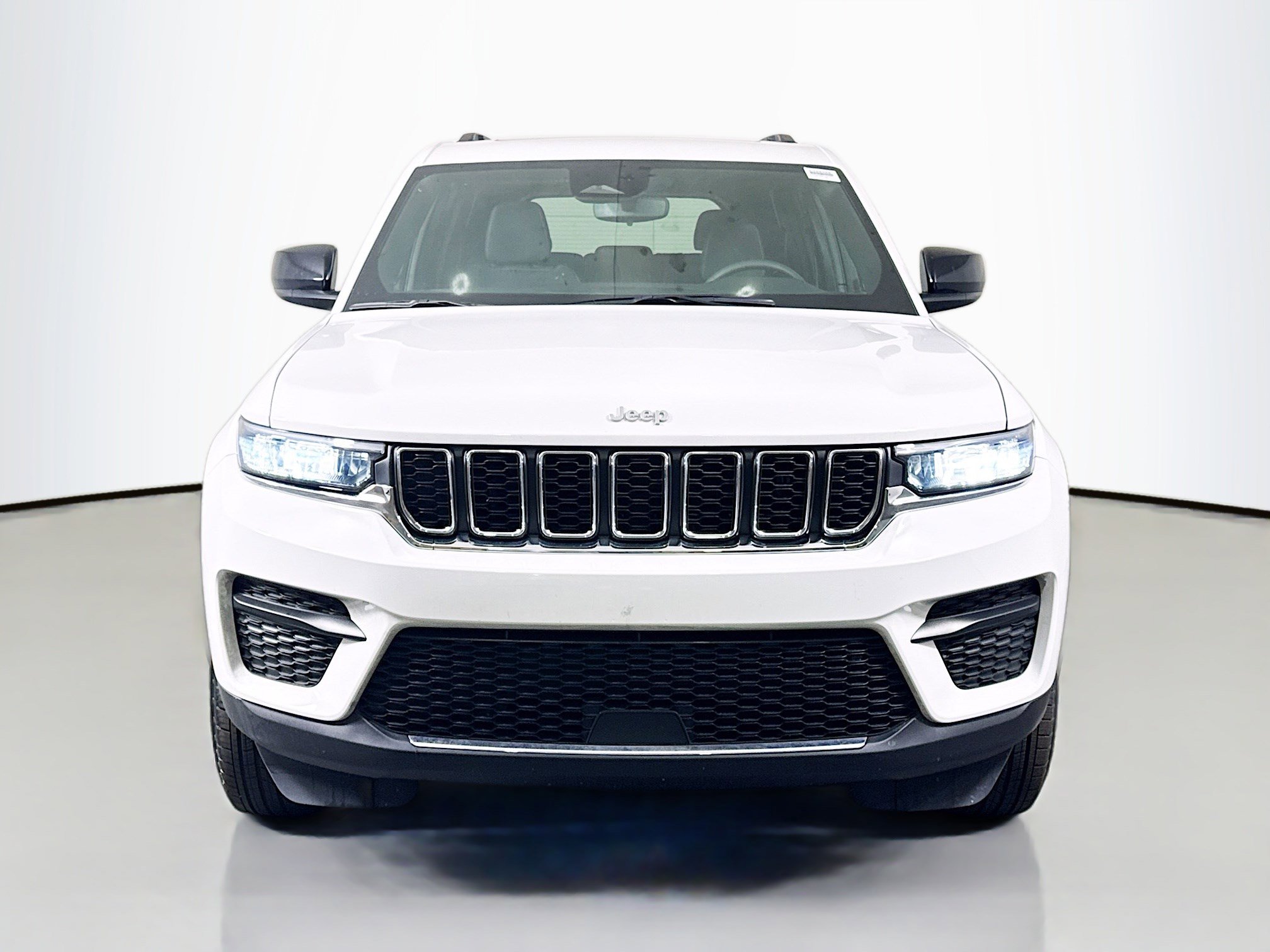 Used 2024 Jeep Grand Cherokee Laredo X image 2