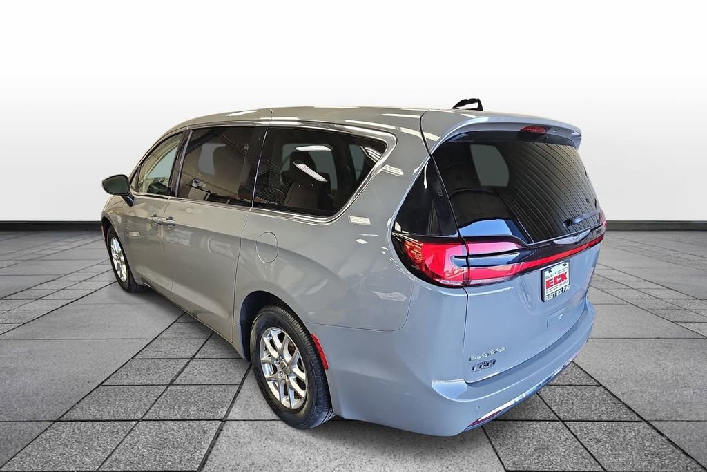 Used 2023 Chrysler Pacifica Touring-L FWD image 6