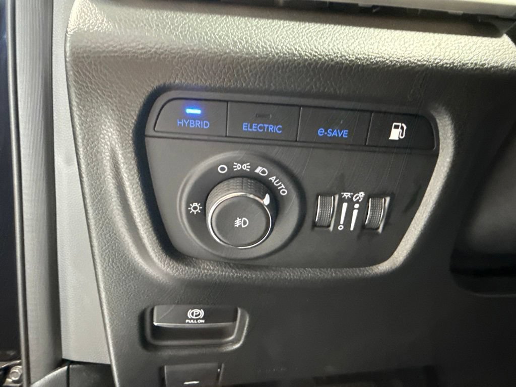 Used 2024 Jeep Grand Cherokee Trailhawk w/ Advanced Protech Group II AWD/4WD image 17