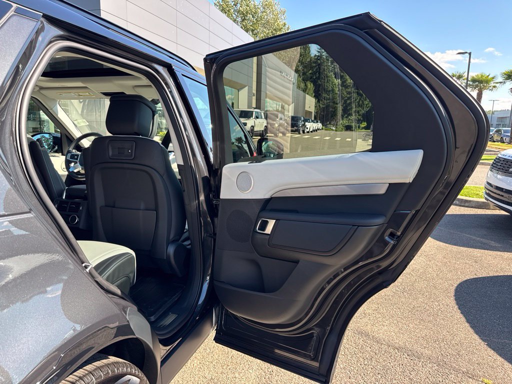 New 2026 Land Rover Discovery Dynamic SE AWD/4WD image 17