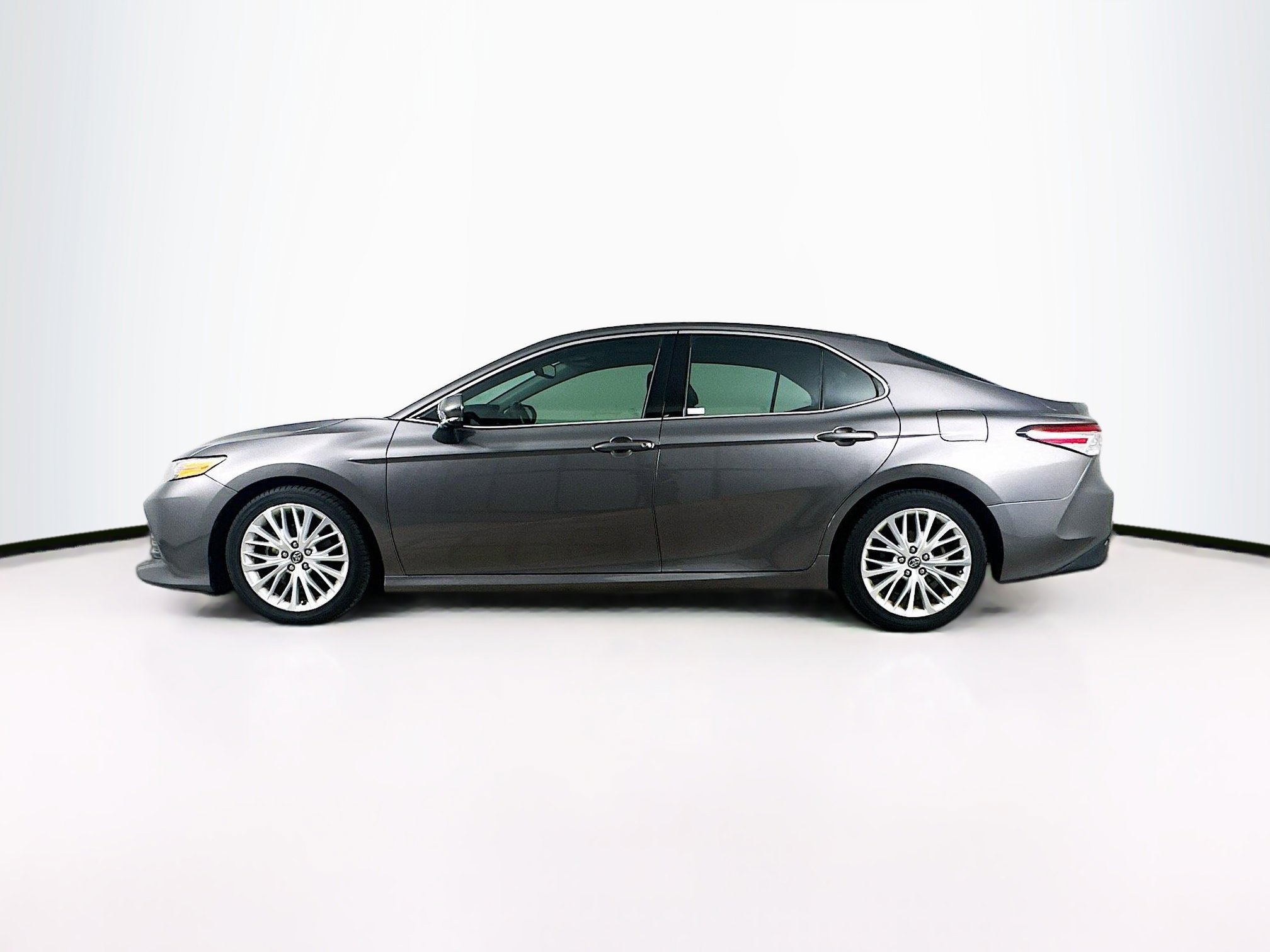 Used 2019 Toyota Camry XLE w/ Navigation Package FWD image 4
