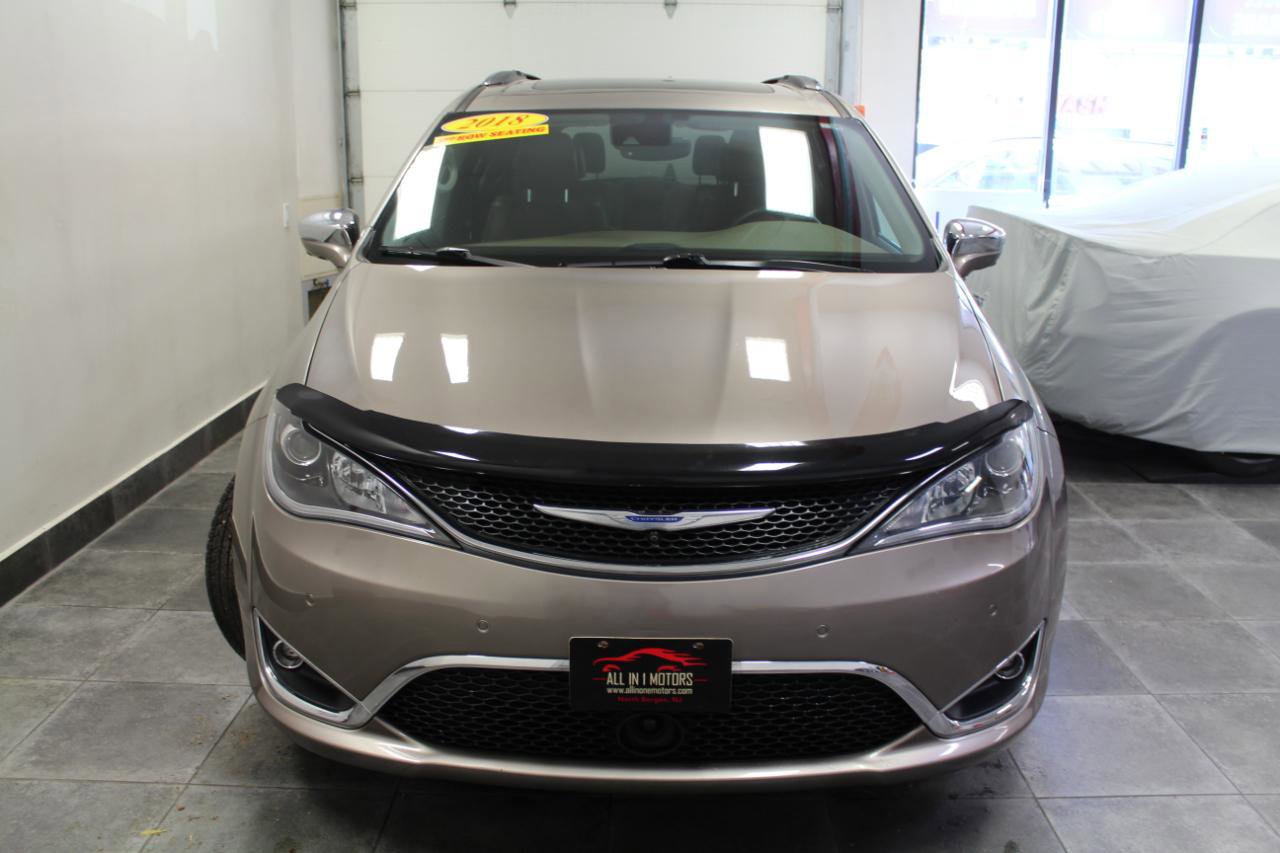 Used 2018 Chrysler Pacifica Limited w/ Tire & Wheel Group FWD image 2