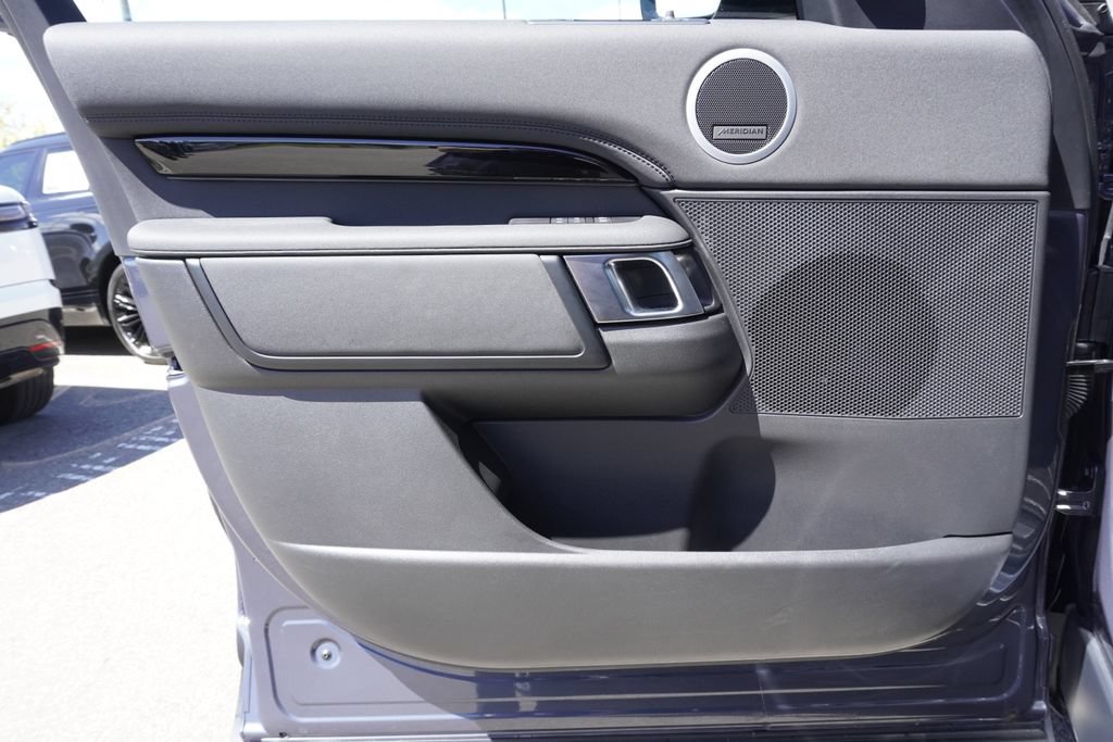 Used 2025 Land Rover Discovery S AWD/4WD image 17