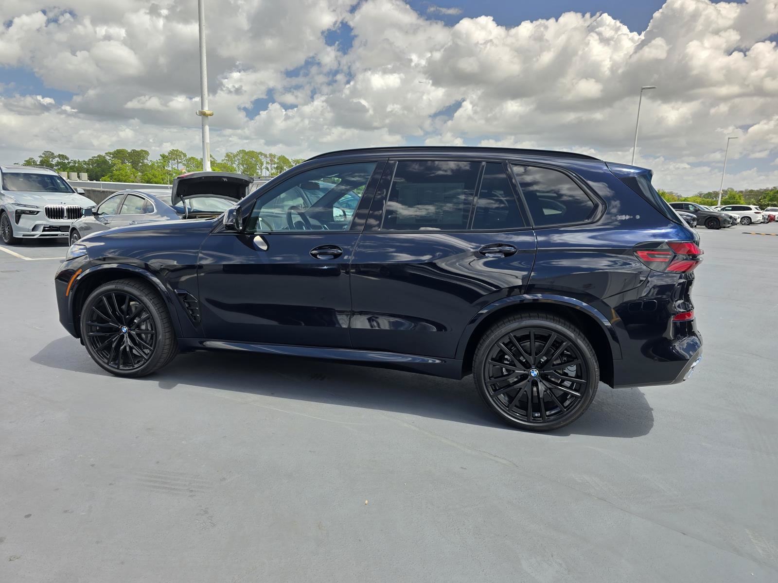 New 2026 BMW X5 xDrive40i w/ M Sport Package AWD/4WD image 5