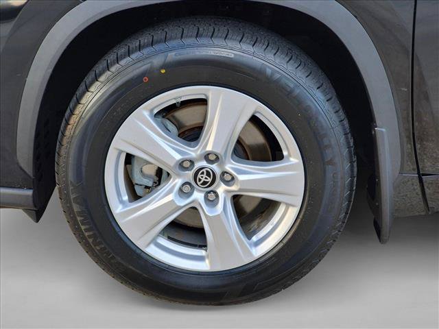 Certified 2024 Toyota Highlander LE FWD image 22