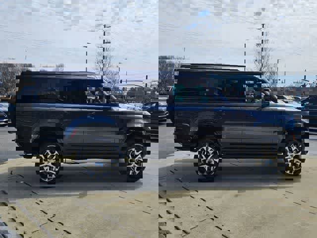 Used 2023 Land Rover Defender 130 X-Dynamic SE image 10