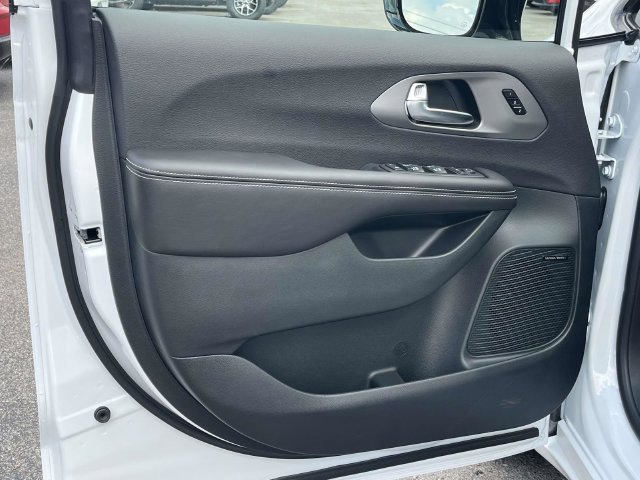 New 2027 Chrysler Pacifica Limited AWD/4WD image 12