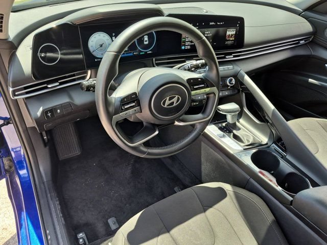 Used 2025 Hyundai Elantra SEL FWD image 15