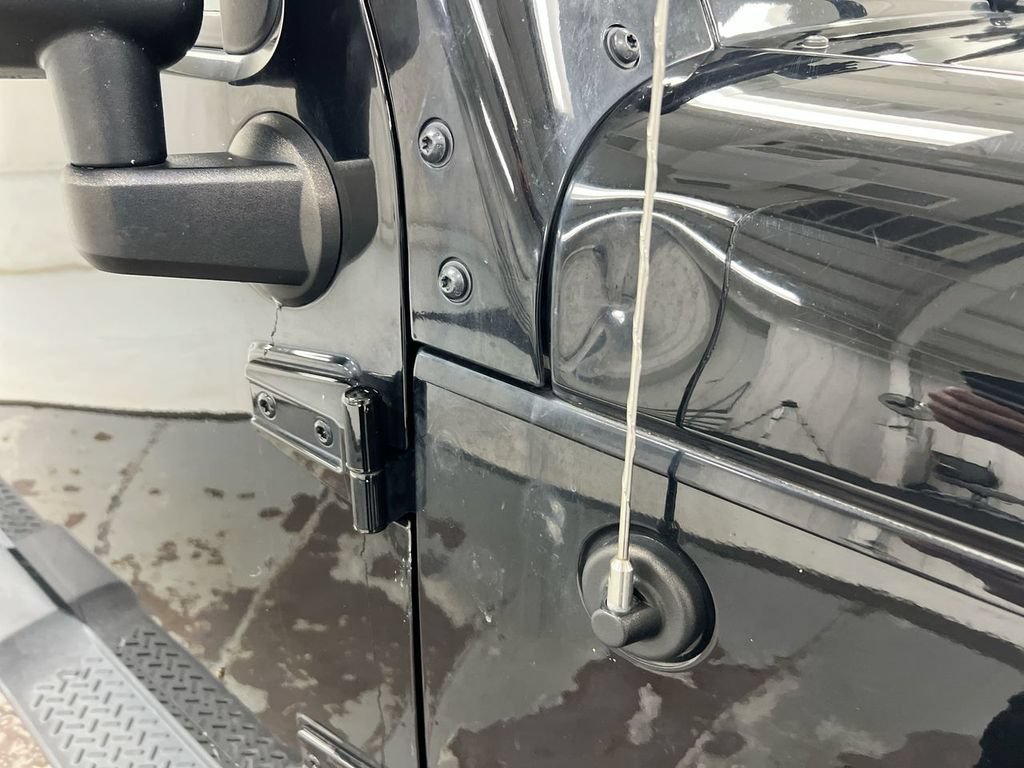 Used 2017 Jeep Wrangler Unlimited Sahara AWD/4WD image 28