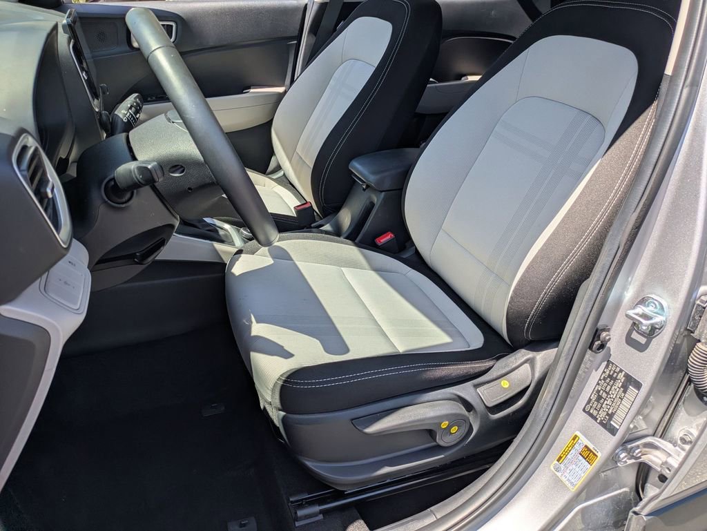 Used 2025 Hyundai Venue SEL FWD image 14