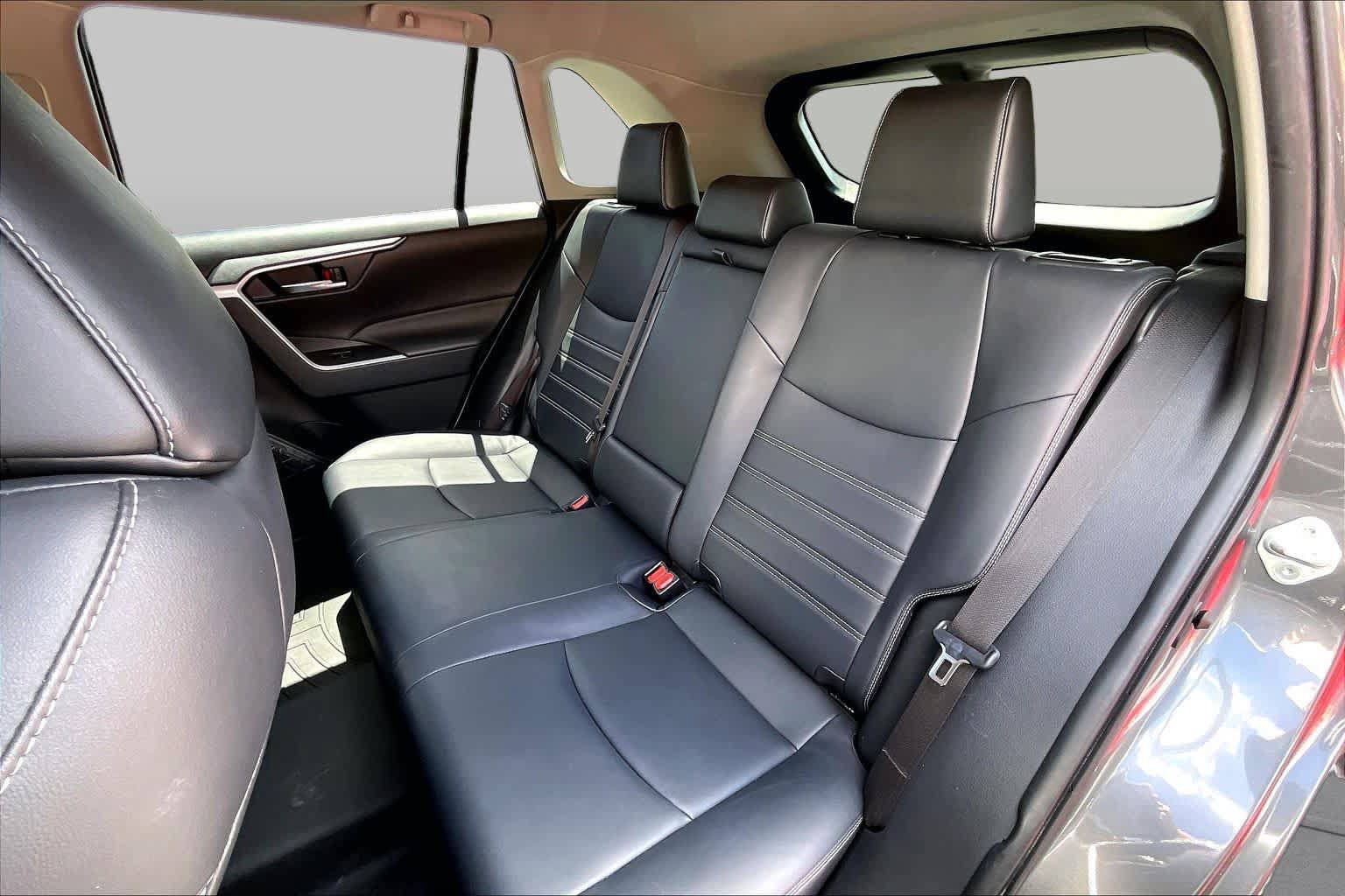 Used 2020 Toyota RAV4 XLE Premium FWD image 26