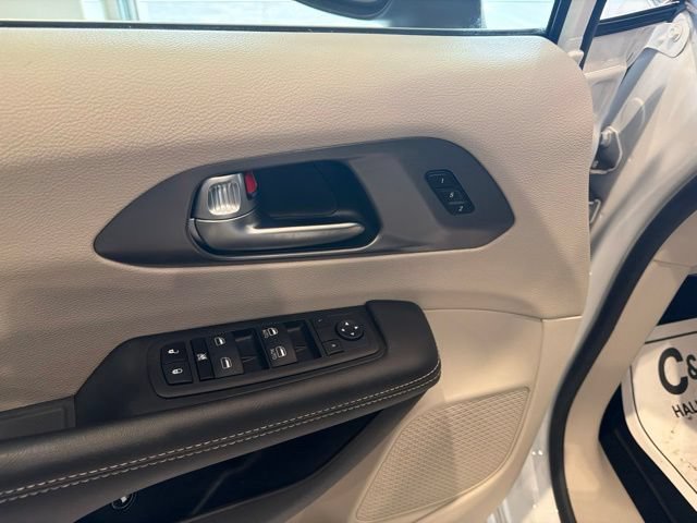 Used 2023 Chrysler Pacifica Touring-L FWD image 10