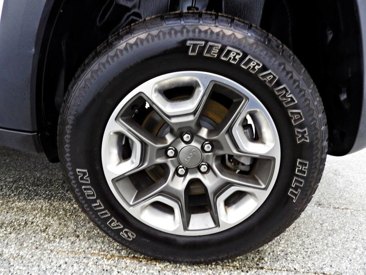 Used 2019 Jeep Cherokee Trailhawk AWD/4WD image 19