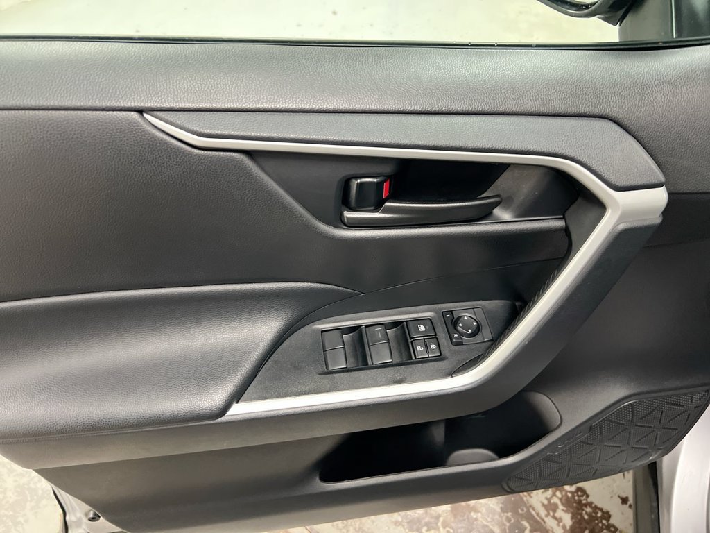 Used 2025 Toyota RAV4 LE AWD/4WD image 21