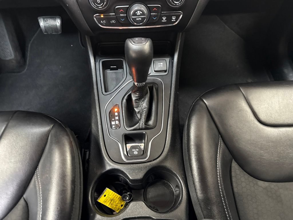 Used 2019 Jeep Cherokee Latitude Plus w/ Comfort/Convenience Group FWD image 21