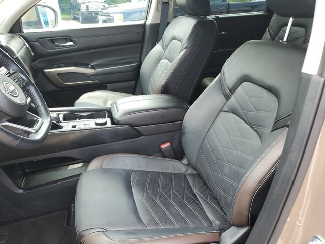 Used 2024 Nissan Pathfinder Platinum w/ Cargo Package AWD/4WD image 17