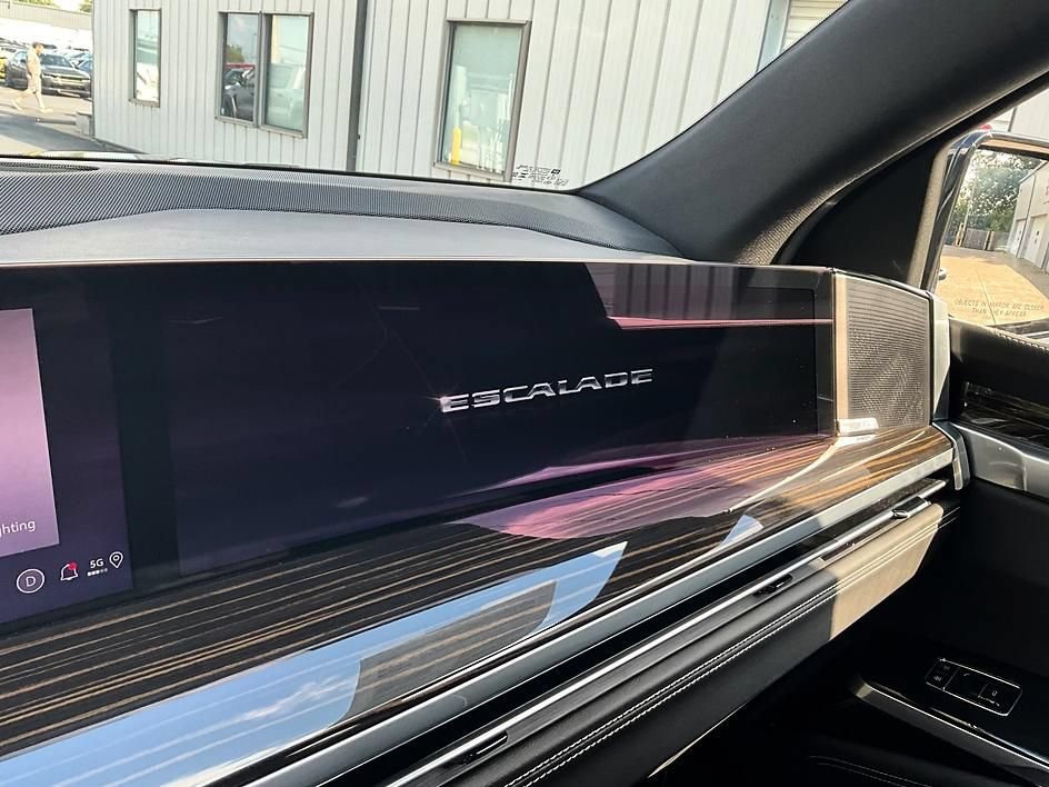 Used 2026 Cadillac Escalade ESV Luxury w/ LPO, Floor Liner Package AWD/4WD image 19
