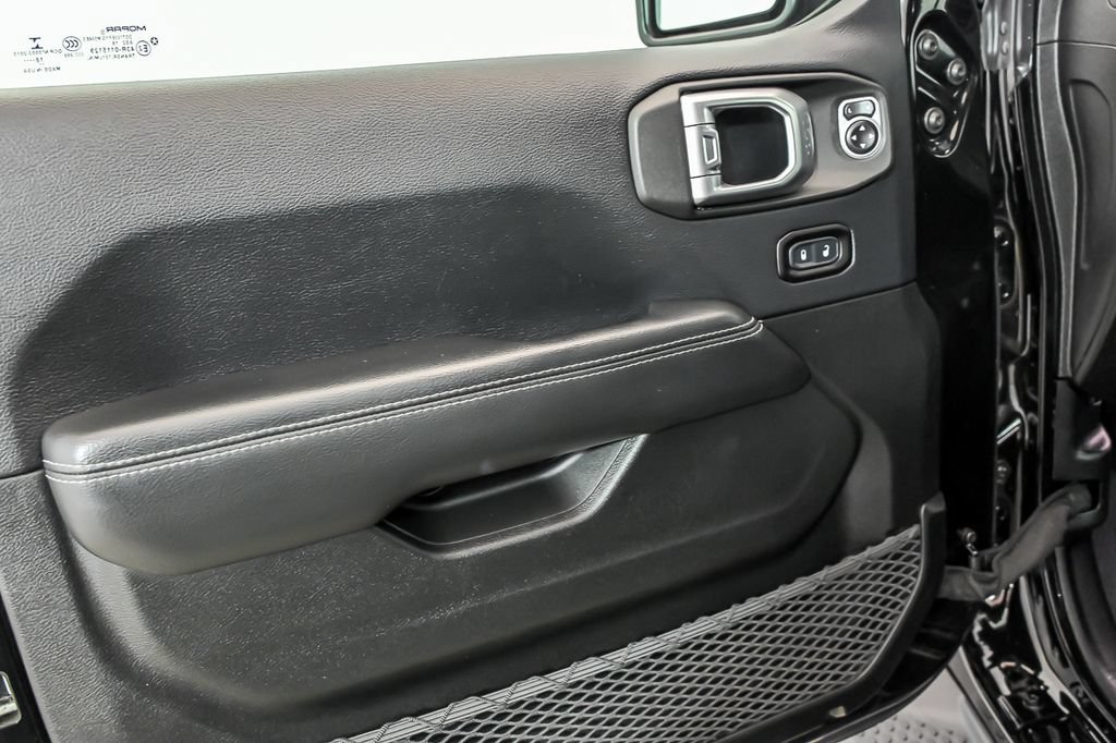 Used 2018 Jeep Wrangler Unlimited Sahara AWD/4WD image 9