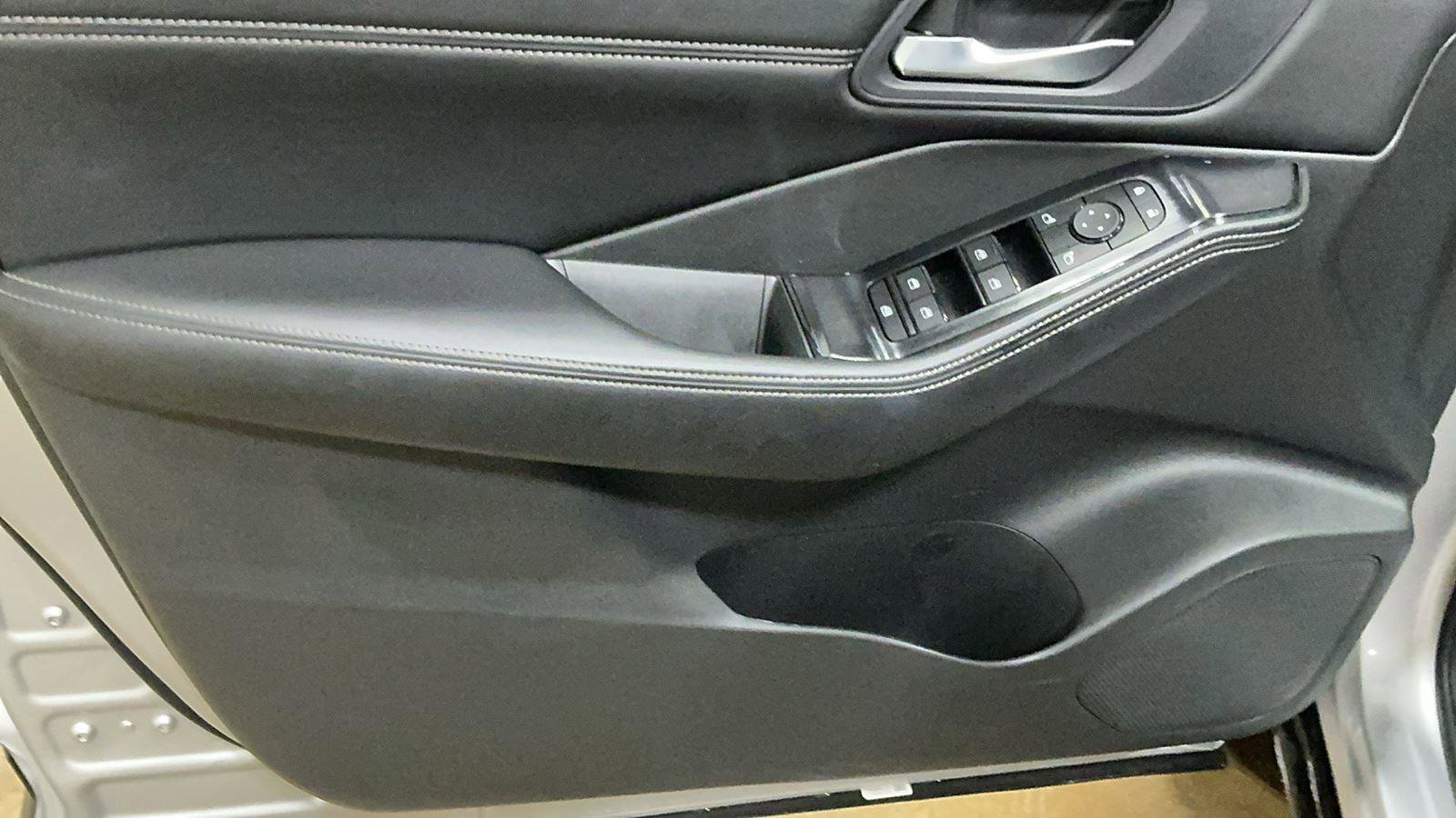 Used 2023 Nissan Rogue SV w/ SV Premium B Package image 11