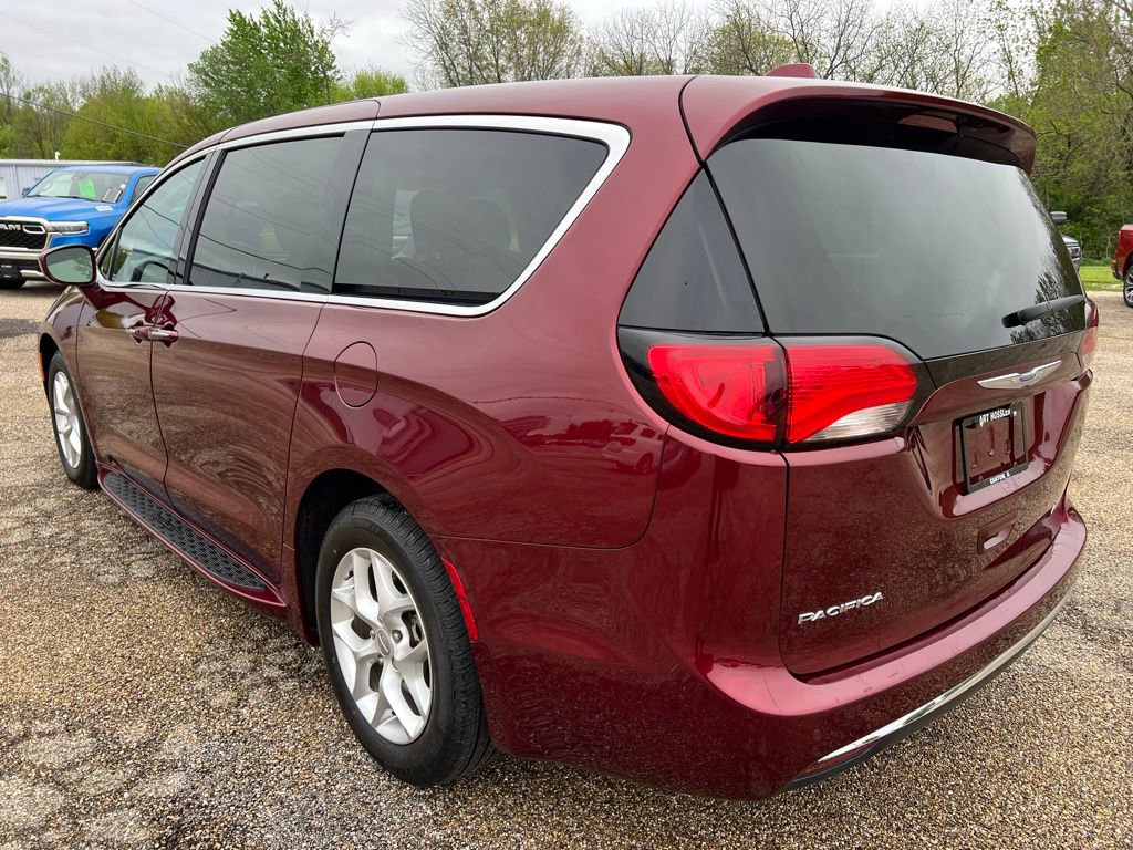 Used 2020 Chrysler Pacifica Touring w/ Tire & Wheel Group FWD image 3