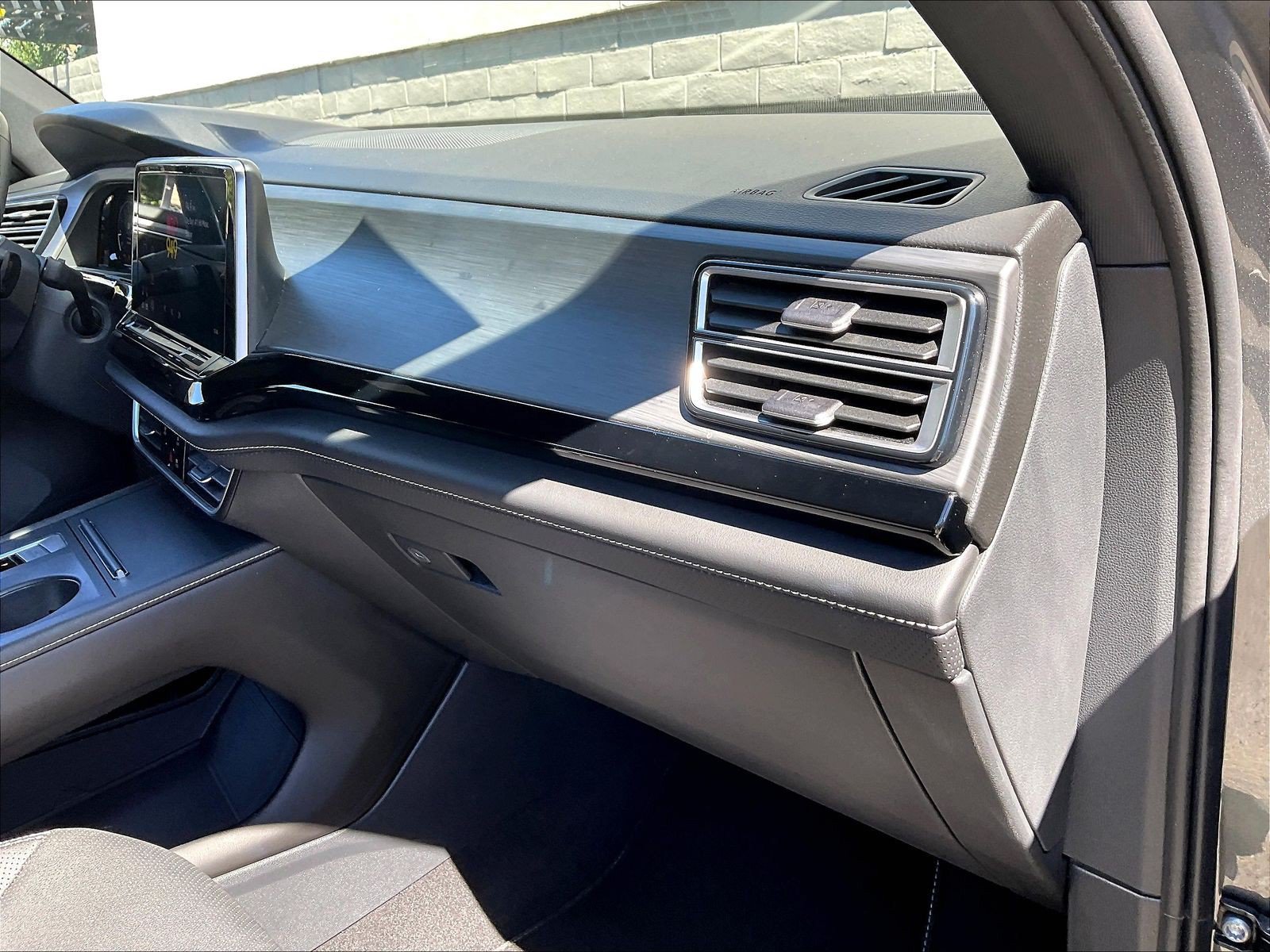 Certified 2024 Volkswagen Atlas Cross Sport SE FWD image 16