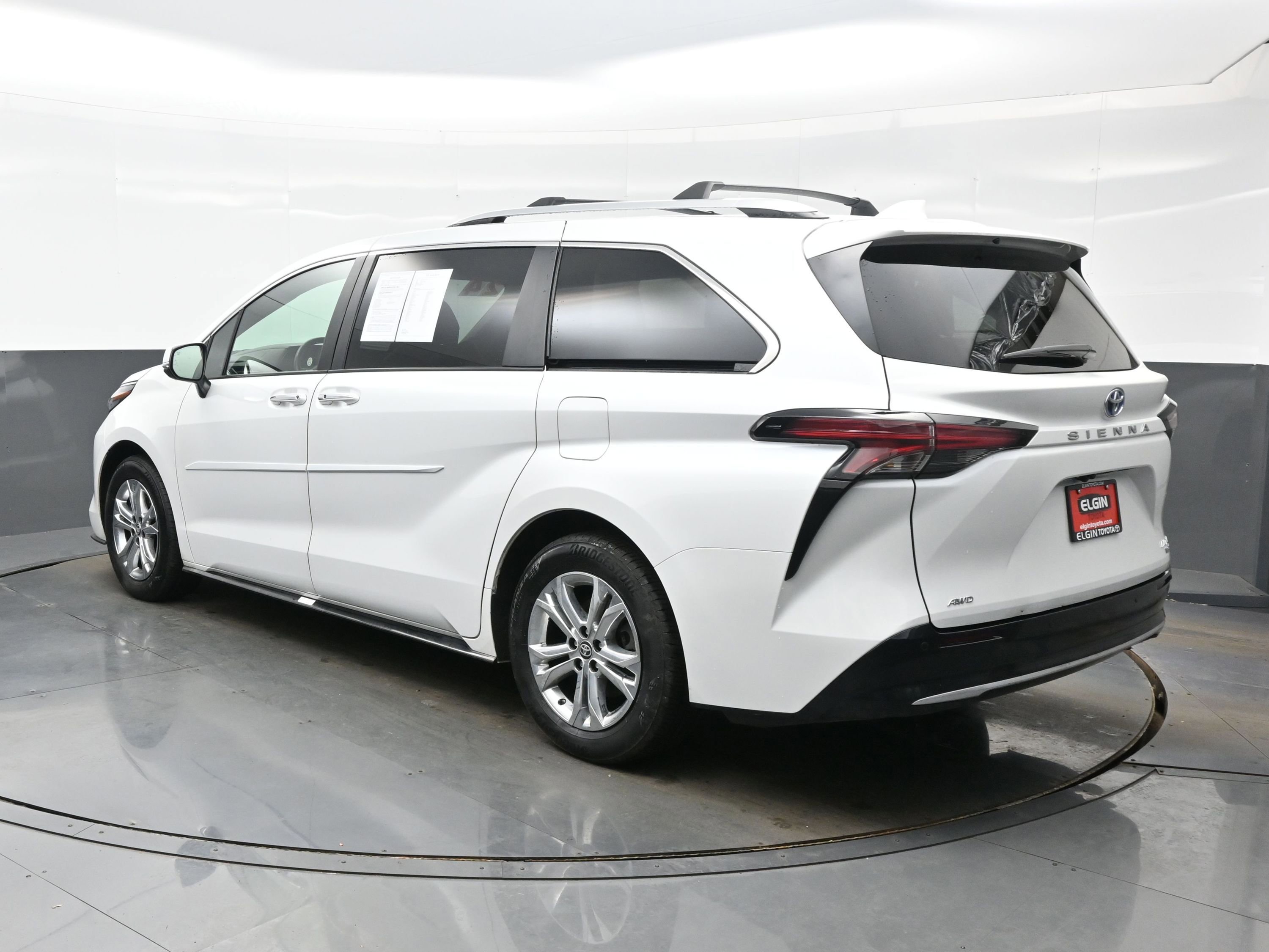 Used 2024 Toyota Sienna Platinum image 4