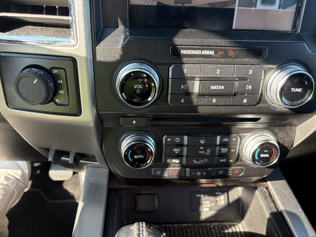 Used 2015 Ford F150 Platinum w/ Equipment Group 701A Luxury AWD/4WD image 28