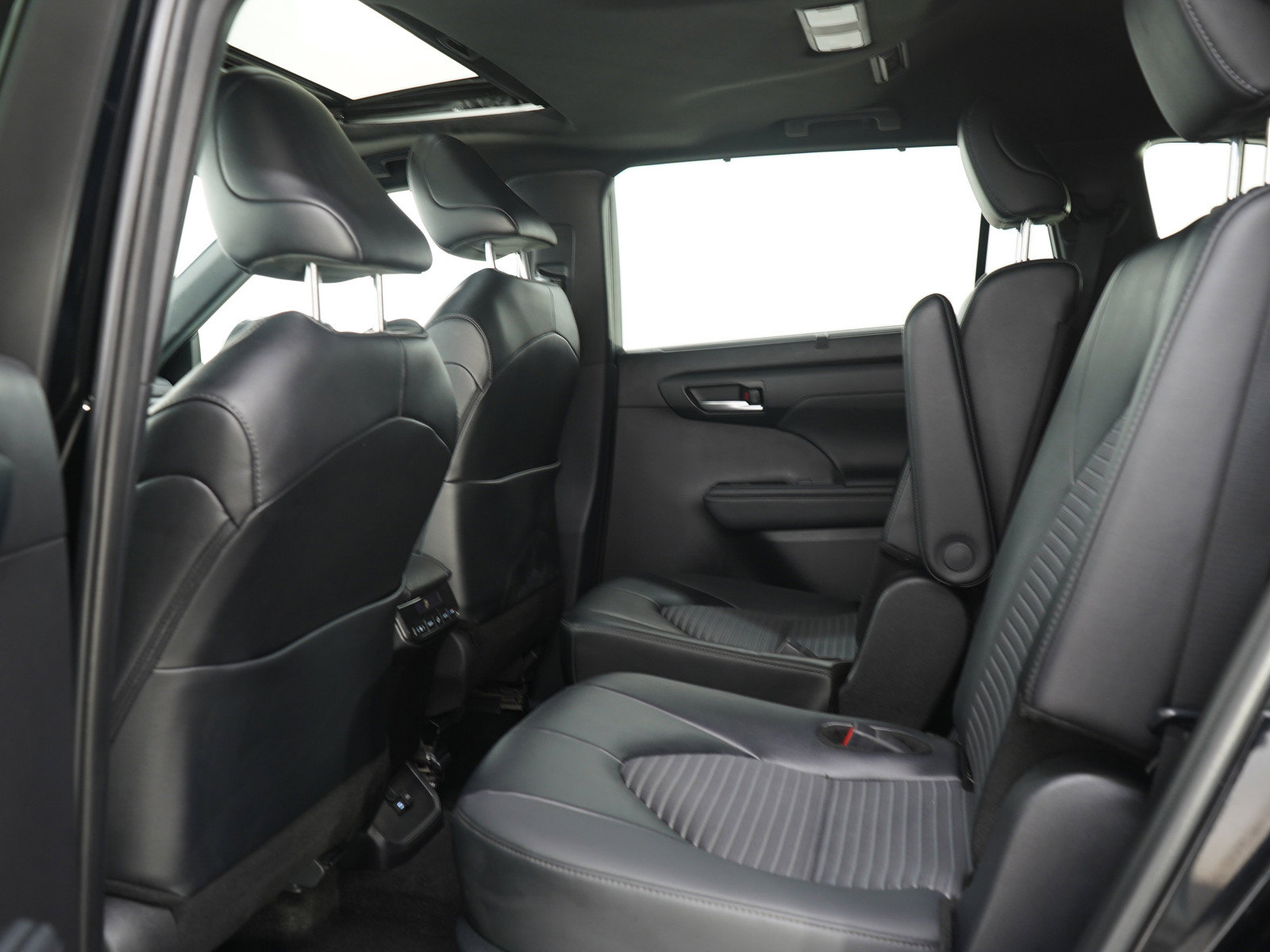 Used 2025 Toyota Highlander XSE AWD/4WD image 16