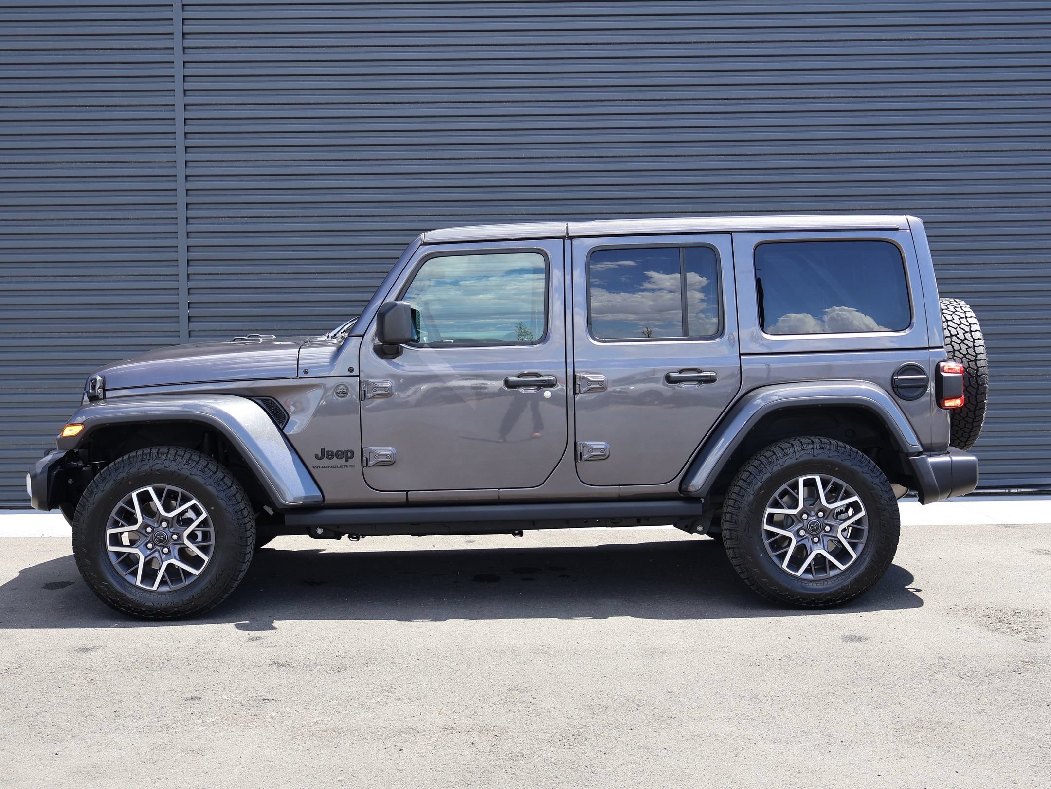 Used 2025 Jeep Wrangler Unlimited Sahara AWD/4WD image 8