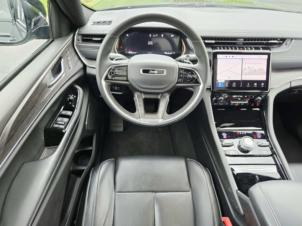 Used 2023 Jeep Grand Cherokee Overland w/ Luxury Tech Group IV AWD/4WD image 11
