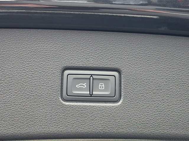 Used 2024 Audi SQ5 Prestige image 32